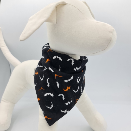 Halloween Halstuch für den Hund in schwarz mit orange / weißen Fledermäusen